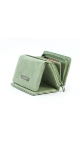 Billetera corta de símil cuero color beige, con cierre a presión y placa metálica decorativa. Cuenta con múltiples compartimentos internos para tarjetas, visor y billetes, además de un compartimento posterior con cierre.