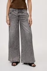 Jean wide leg de tiro medio, con pierna amplia de caída recta, diseño de cinco bolsillos, pasacintos y cierre frontal con botón y cremallera.