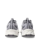 Championes de running New Balance modelo 410, en tonos lila y gris. Presentan una estructura de malla transpirable con refuerzos sintéticos, el logo N característico en los laterales y una suela con tecnología AT Tread para mayor tracción.