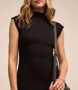 Vestido midi ajustado de color azul marino, confeccionado en tejido rib (acanalado) de viscosa y elastano. Presenta cuello alto y mangas cortas.