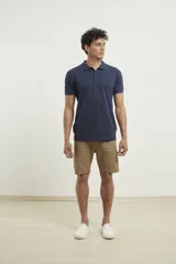 Bermuda color tostado, de corte recto y largo hasta la rodilla.