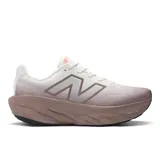 Championes New Balance para dama modelo 1080 V14, color blanco con detalles en rosa y suela marrón.