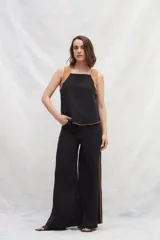 Top negro de lino con breteles anchos color camel y ruedo con costura a contratono.