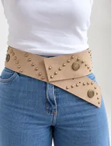 Faja de gamuza color beige, decorada con tachas metálicas doradas y botones de presión.