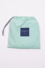 Short de baño amarillo con cintura elástica y cordón ajustable. Presenta bolsillos laterales, un bolsillo trasero y logo bordado en la parte inferior. Incluye suspensor interno y está confeccionado en tela ligera de secado rápido.