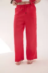Pantalón de lino color rojo de corte relajado y pernera recta, con cintura elástica ajustable mediante cordón y bolsillos laterales.