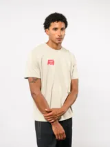 Remera de manga corta color blanco, con cuello redondo y logo de la marca estampado en color verde en el pecho.
