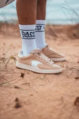 Pack de dos pares de medias blancas de caña media con texto 'Glassy' en negro.