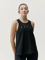 Musculosa deportiva negra de tejido ligero con paneles de malla para mayor transpirabilidad. Presenta un diseño holgado con logo reflectante en el pecho.