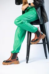 Pantalón de mujer color verde brillante, de corte holgado y tiro alto, con bolsillos laterales y cintura elástica.