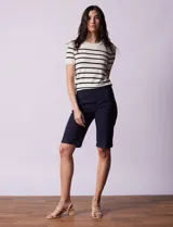 Bermuda azul marino de gabardina elastizada marca Zac & Rachel, con pretina ancha elastizada, bolsillos delanteros y traseros, y ruedo con dobladillo.