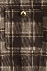 Pollera de tiro alto a la rodilla confeccionada en punto bondeado con diseño a cuadros en tonos marrón y beige. Presenta dos bolsillos de parche frontales con botones metálicos dorados, cierre oculto posterior y bajo recto.