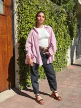 Camisa oversize de manga larga con estampado de cuadros escoceses en tono rosa y blanco, de corte holgado y cuello camisero.
