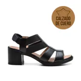 Sandalia de cuero negro con tiras anchas cruzadas en el empeine, pulsera con hebilla al tobillo y taco cuadrado.