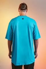 Remera de algodón premium color turquesa, con corte extra oversize, hombros caídos y cuello redondo.
