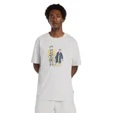 Remera New Balance de corte holgado, color gris jaspeado, con estampa gráfica central que representa a dos personas con mascotas.