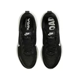 Championes de running Nike Vomero 18, color negro con detalles en blanco. Presentan tecnología ZoomX en la entresuela para mayor amortiguación y diseño de malla transpirable en la parte superior.