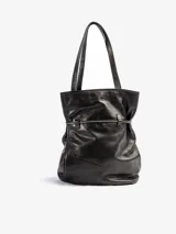Bolso tipo tote de cuero vacuno marrón, de gran tamaño y diseño liviano. Cuenta con doble asa de hombro y detalle de correa ajustable con nudo en el frente.