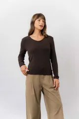 Remera de manga larga color beige, con escote redondo levemente abierto y calce regular. Confeccionada en tejido suave, liviano y con leve elasticidad.