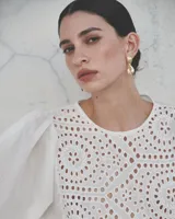 Aros colgantes con forma irregular, realizados en bronce y alpaca, con pernos y cierres mariposa de plata 925.