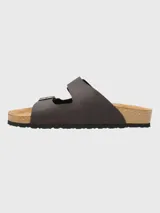 Sandalia Hush Puppies modelo Kano color marrón oscuro, de estilo Birkenstock con doble tira y hebillas metálicas ajustables. Cuenta con plantilla anatómica y suela de goma.
