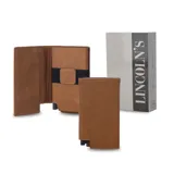 Tarjetero marrón claro de símil cuero con sistema anti clonación, caja de aluminio incorporada y elástico divisor para billetes.