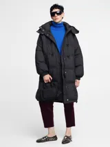 Campera puffer negra de fit amplio con cierre frontal, espalda ajustable y capucha.