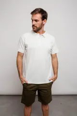 Remera tipo polo de corte regular, manga corta, con cuello clásico y cierre frontal de botones.