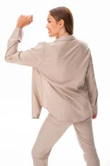 Camisa color camel de lino y viscosa, de corte relajado, con botones frontales discretos y puños ajustables.