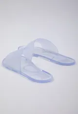 Sandalia chata color negro de goma semi transparente con tira ancha sobre el empeine.