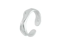 Anillo de plata 925 con diseño ondulado y superficie lisa de acabado brillante.