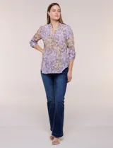 Blusa de gasa estampada de la marca Zac & Rachel, en tonos violeta y marrón. Presenta cuello a la base con escote en V y botones frontales, detalles de plisado en la delantera y mangas largas con sistema para regular su largo mediante presilla y botón.