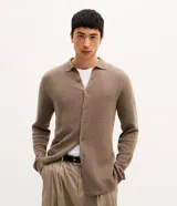 Cardigan de punto color marrón, con cuello polo y cierre frontal de botones, de manga larga.