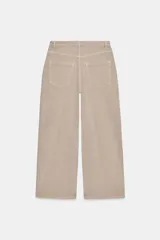 Jeans de tiro alto, color beige claro, con pierna ancha y cinco bolsillos.