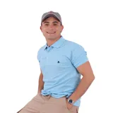 Remera tipo polo color amarillo con cuello clásico y logo bordado en el pecho. Corte recto y mangas cortas.