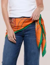 Pashmina de satén con estampado de mandalas en tonos naranja y verde.