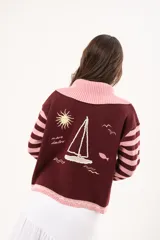Saco tejido de punto a rayas horizontales en tonos rosado y bordó, con cuello amplio, cierre frontal doble y detalles bordados.