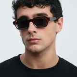 Gafas de sol cuadradas con montura carey y lentes negras polarizadas.