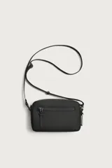 Bandolera porta teléfono de acabado engomado negro, con compartimento principal y bolsillo frontal con cierre de cremallera. Incluye asa de hombro ajustable y extraíble, y detalle de mosquetón en el lateral.