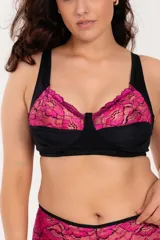 Soutien reductor sin aro, confeccionado en lycra y puntilla bicolor fucsia y negro. Breteles anchos regulables y broche en la espalda.