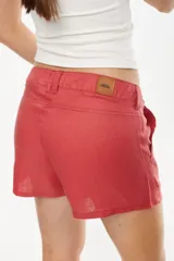 Short de lino negro con bolsillos laterales y costuras pespuntadas en contraste de color tostado.