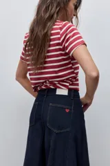 Jean wide leg negro de tiro alto, con calce amplio y pierna extra ancha, de líneas limpias.