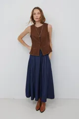 Chaleco de gamuza color caramelo, con cierre frontal de botones y bolsillos laterales simulados.