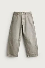 Pantalón barrel fit de mezclilla color verde militar, con efecto lavado, cinco bolsillos, cierre frontal con cremallera y botón, y detalle de pinzas en las rodillas.