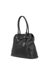Cartera Hush Puppies Minster Bag de color negro, confeccionada en material sintético con textura arrugada. Presenta doble asa de hombro, herrajes metálicos dorados, detalles de tiras decorativas con hebillas y un llavero colgante con el logo del perro Basset Hound.