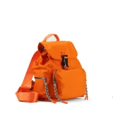 Mochila verde de nylon con tapa y broche metálico, apertura superior con cierre marinero, bolsillos internos, bolsillo con cierre metálico al frente y laterales, asas rígidas de mano y correas regulables para colgar en la espalda.