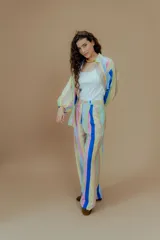 Pantalón de vestir de tiro alto con estampado a rayas verticales de colores pastel y azul. Corte recto con pinzas en la cintura.