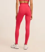 Calza deportiva larga de microfibra color fucsia, con cintura alta y bolsillo lateral.