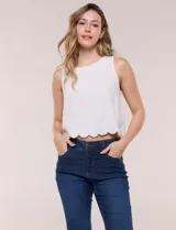 Top crop sin mangas de lino y viscosa, color beige, con escote redondo y detalle de festones en el ruedo.