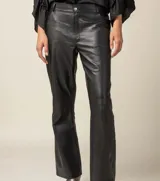 Pantalón de cuero ovino italiano color crema, de corte recto con tajos laterales en el ruedo.